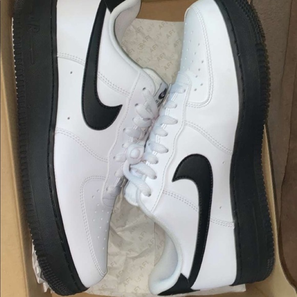 Air Force 1 Black Sole - Picture 1 of 3